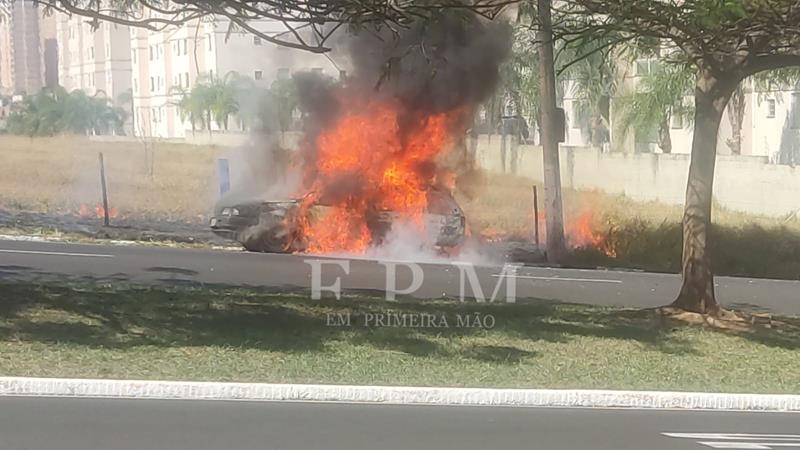 Incêndio deixa veículo completamente destruído na avenida Rio Amazonas em Franca