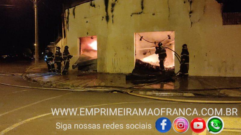 Incêndio de grandes proporções destrói fábrica de sola no Parque das Esmeraldas em Franca