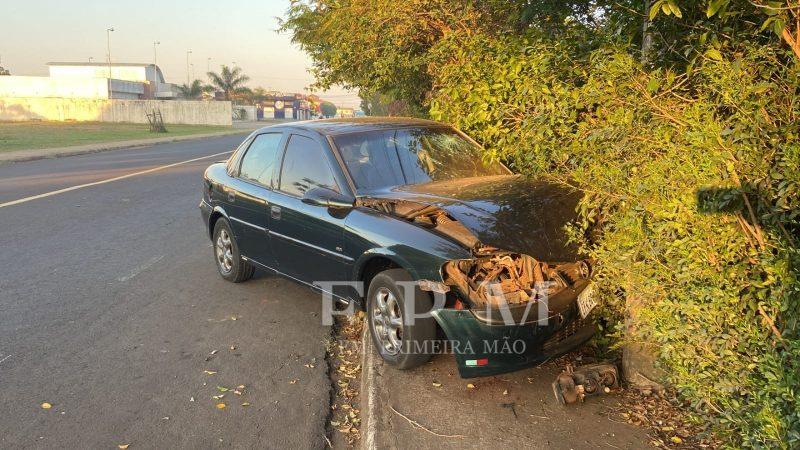 Mulher sofre ferimentos graves após motorista perder controle de veículo e colidir em poste em avenida de Franca