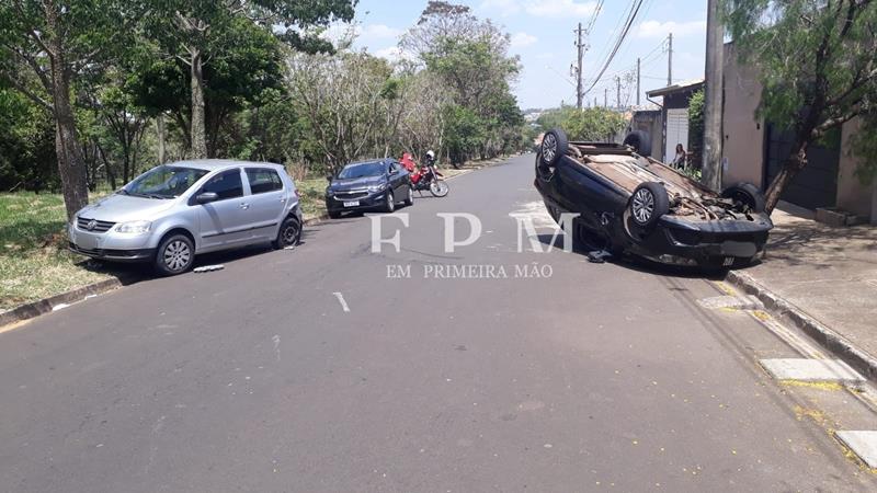 Motorista perde controle de veículo, atinge carro estacionado e capota em Franca