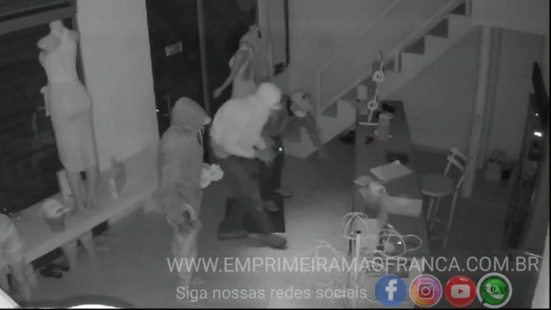 Proprietária tem loja furtada e além de várias peças de roupas um carro também foi levado