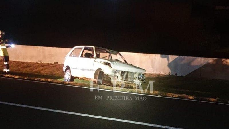 Motorista perde controle de veículo e bate em mureta de proteção em rodovia da região