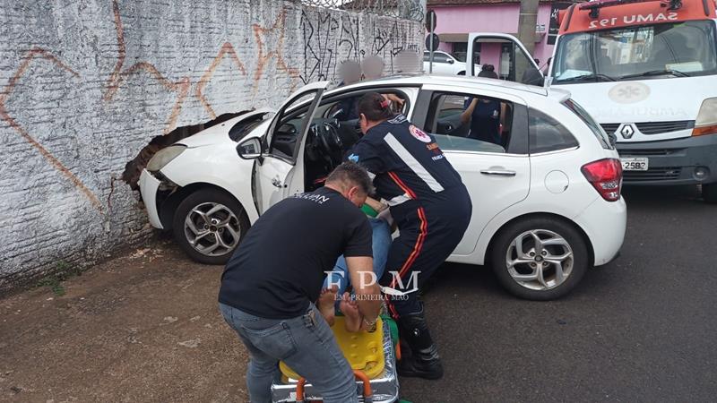 Motorista bate em muro após ser atingida por veículo que não respeitou sinal de pare