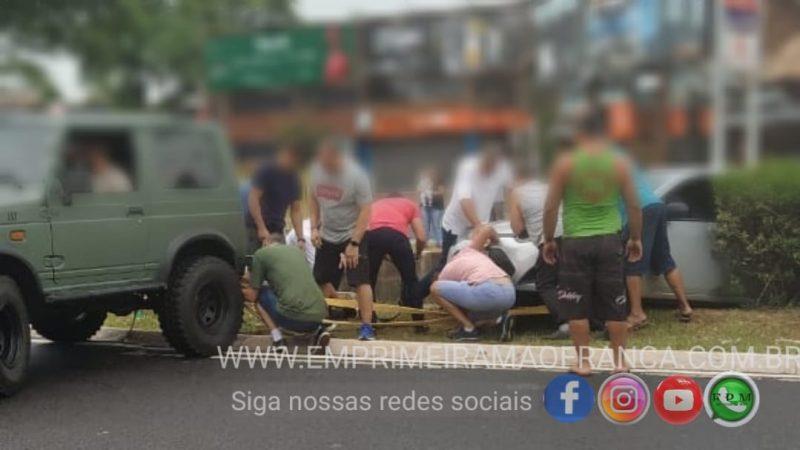 Susto em avenida de Franca; carro roda e quase cai em córrego