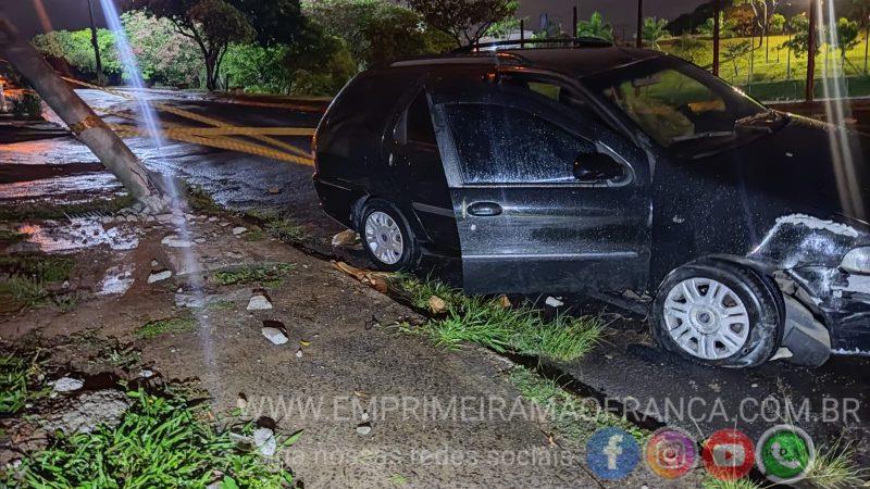 Motorista desaparece após derrubar poste em Franca; uma pessoa ficou ferida