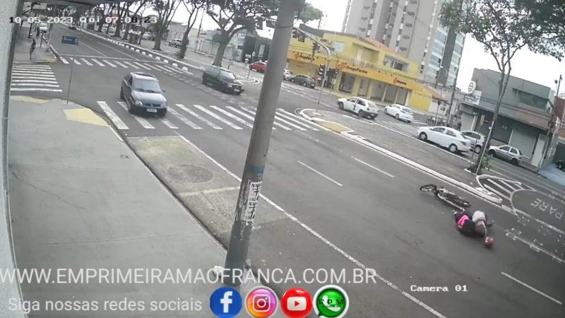 Fio caído em avenida provoca acidente e duas pessoas ficam feridas