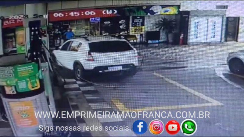 Motorista foge de posto e quase arranca bomba de combustíveis em Franca