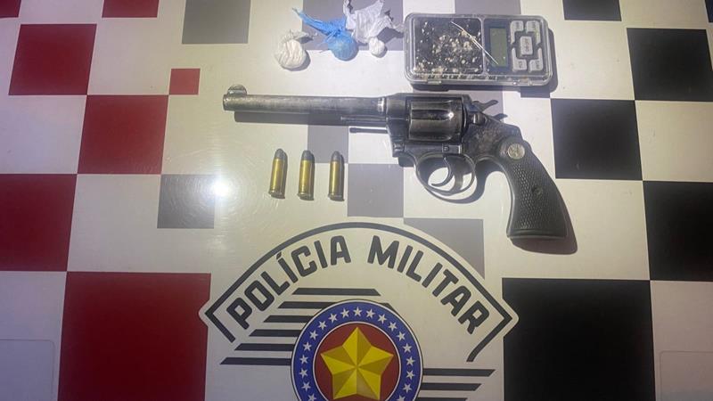 Indivíduo é preso pela Polícia Militar com arma, munições e drogas em Franca