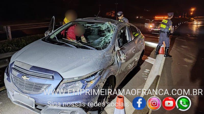 Motorista abandona veículo após capotamento na Cândido Portinari em Franca 