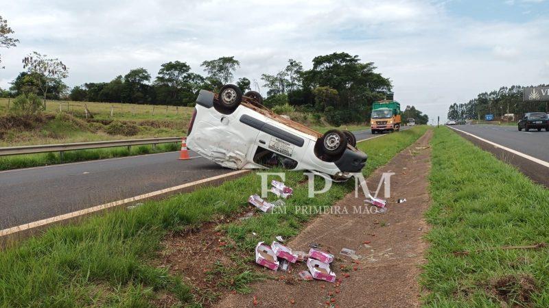 Motorista fica ferido após capotamento na Ronan Rocha