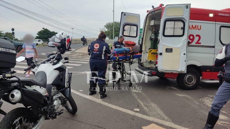 Motociclista faz conversão em local proibido e atinge ciclista na contramão