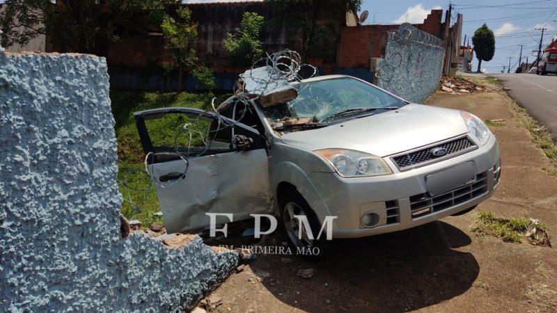 Carro perde freio em subida, volta de ré e invade creche em Franca 