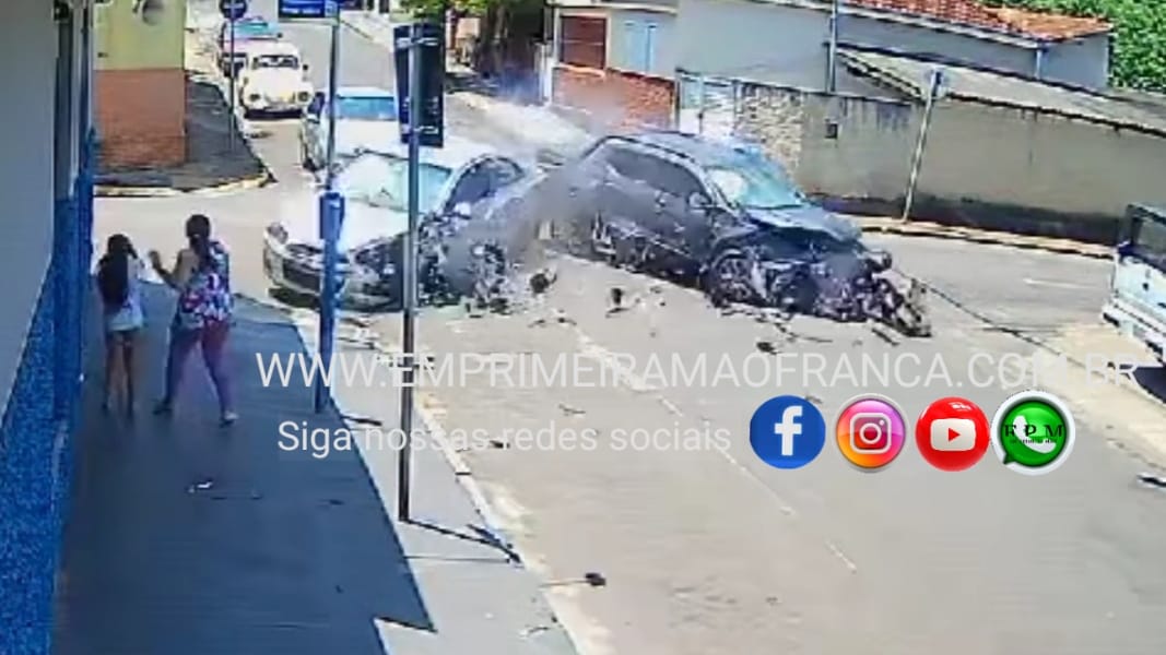 Susto na região; carro invade calçada após acidente e quase atropela pedestres 