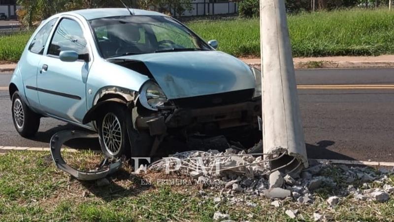 Motorista perde controle de veículo, atinge e quebra poste em Franca