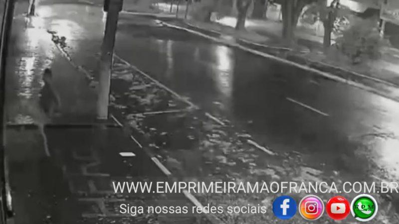 Câmeras de segurança registram ladrão invadindo restaurante em avenida de Franca