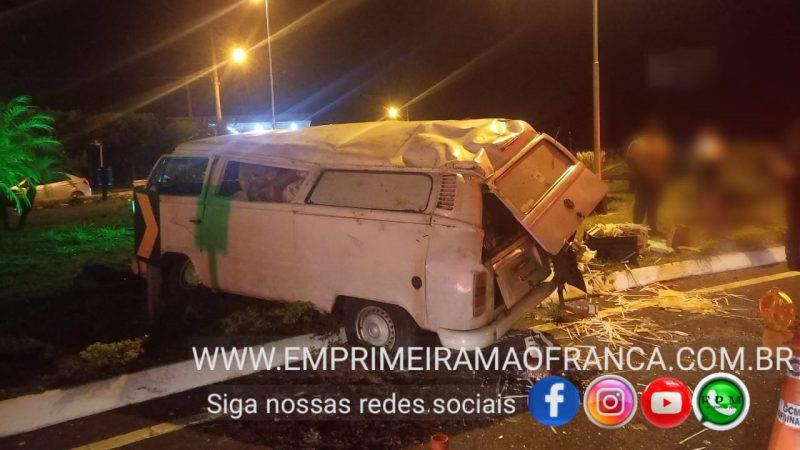 Motorista perde controle de Kombi, atinge letreiro e capota na região