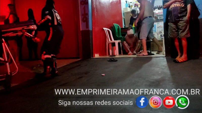 Homem é socorrido com ferimento grave na cabeça após briga em bar em Franca 