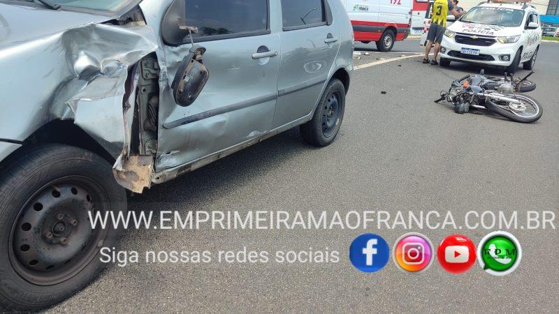 Acidente entre carro e moto deixa motociclista com ferimento grave em Franca