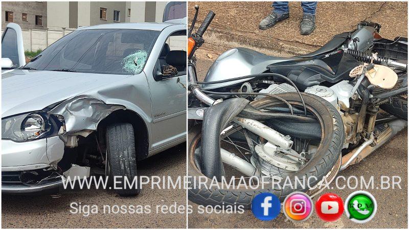 Jovem é socorrida com ferimentos graves após colisão entre carro e moto em Franca