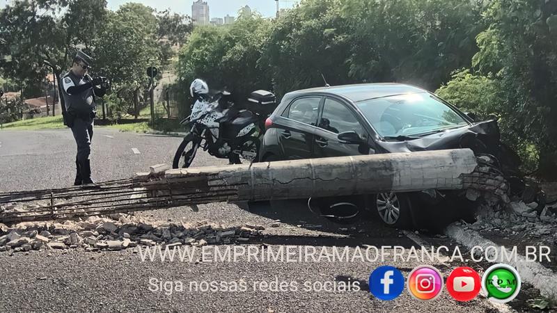 Motorista perde controle de veículo e derruba poste em Franca