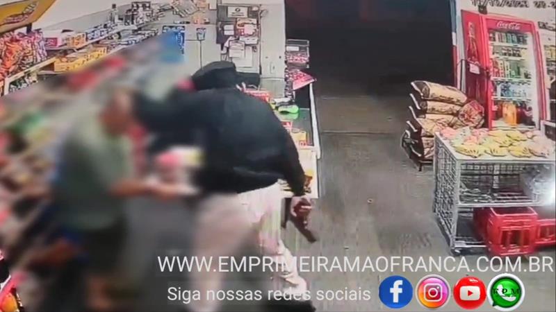 Bandidos agridem comerciante durante roubo em mercearia em Franca