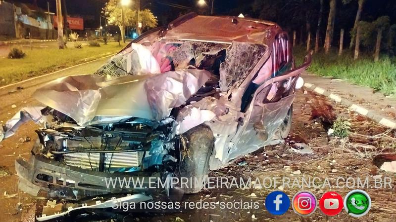 Motorista fica ferido após capotamento em avenida de Franca