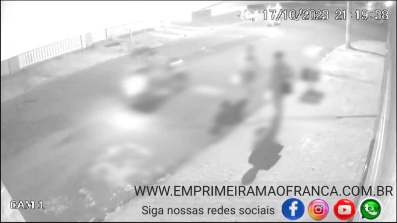 Criança atravessa rua e é atropelada por moto em Franca; acidente é registrado por câmera de segurança