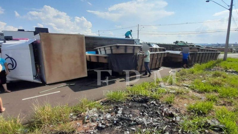 Vento forte tomba carreta que transportava piscina em Franca