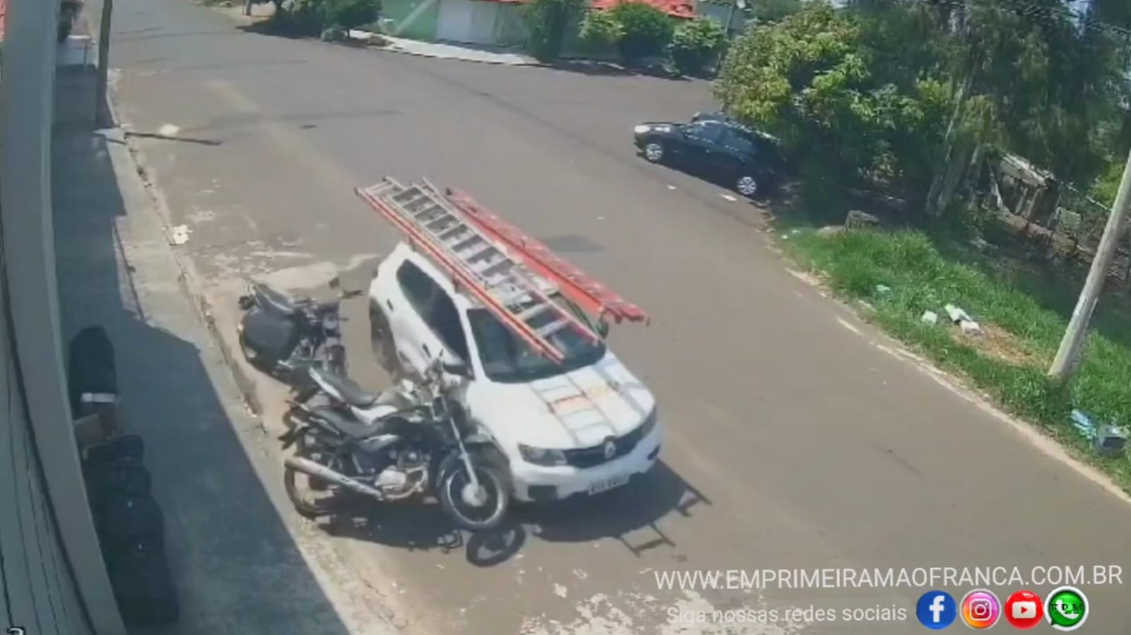 Motorista perde controle de veículo e derruba motos estacionadas no Jardim Marambaia em Franca