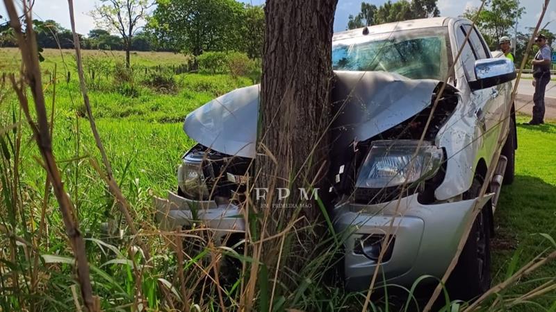 Motorista fica ferido após perder controle de caminhonete e colidir em árvore em rodovia de Franca  