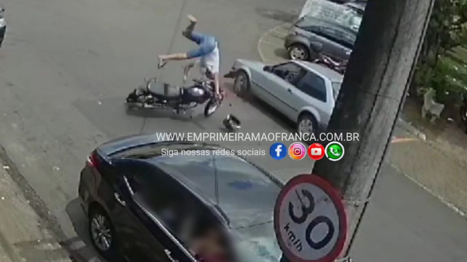Colisão frontal entre carro e moto é registrada por câmeras de segurança em Franca 