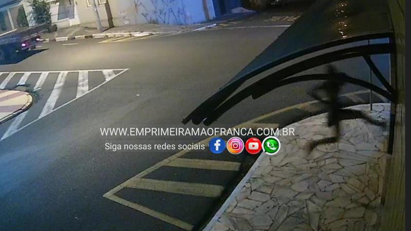 Moradora em situação de rua é flagrada por câmera de segurança dando voadora em porta de comércio na Estação