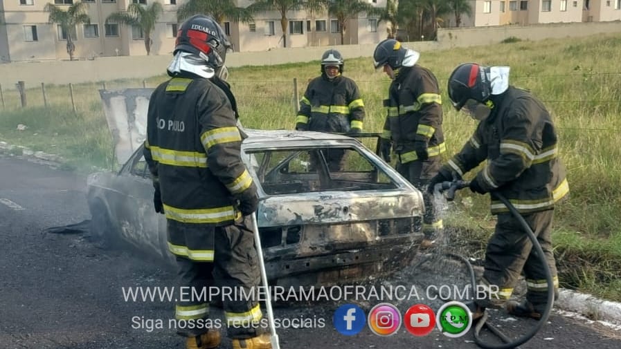 Veículo fica completamente destruído após incêndio em Franca