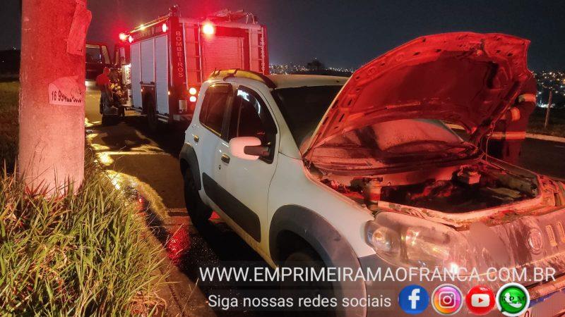 Carro pega fogo após pane elétrica e fica parcialmente destruído 