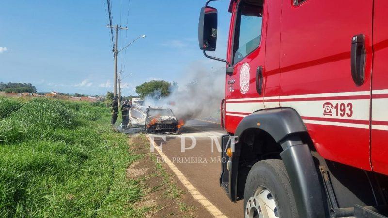 Incêndio após pane elétrica deixa veículo completamente destruído