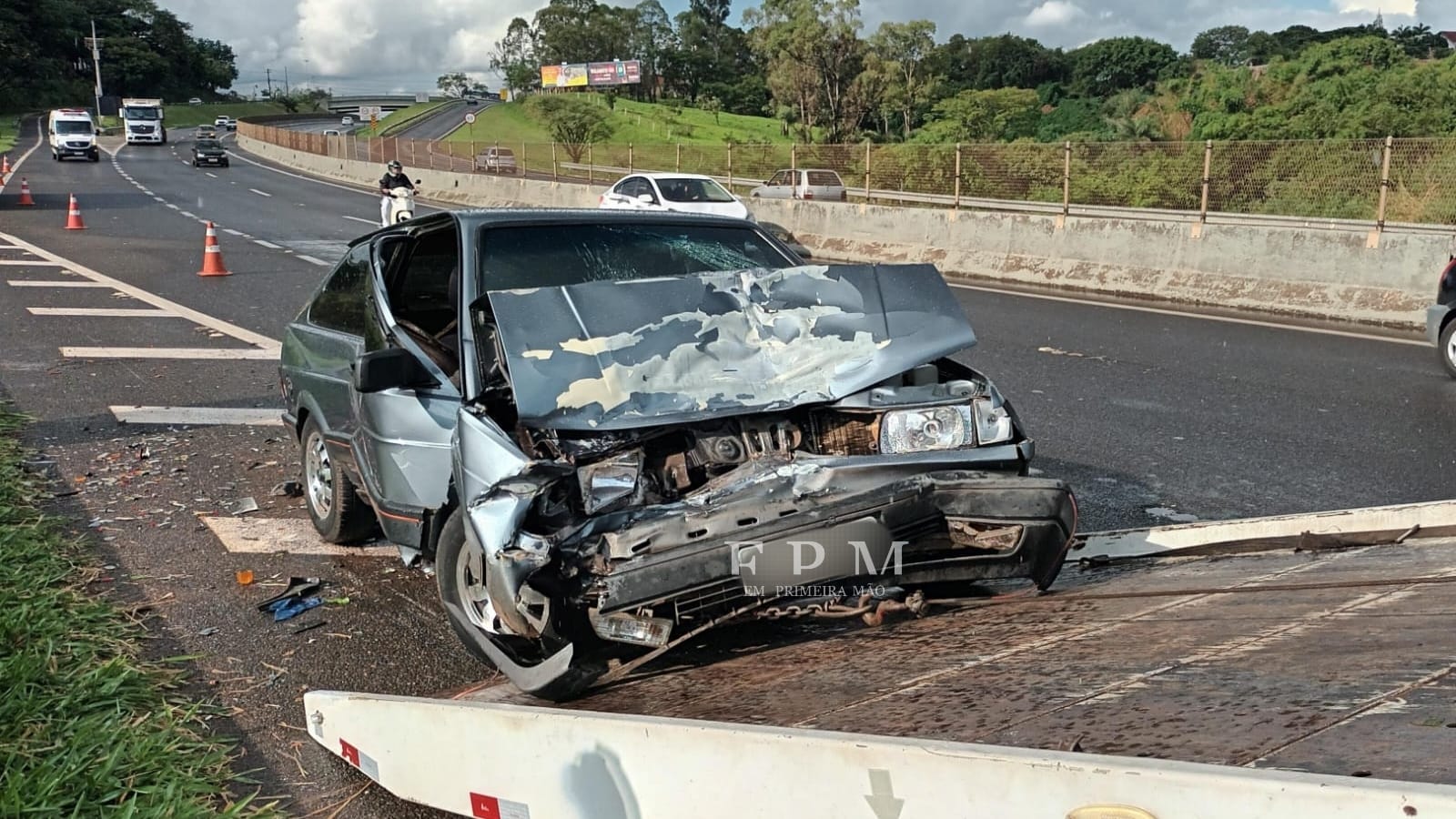 Carro fica destruído após colisão traseira na Cândido Portinari em Franca; motorista não se feriu