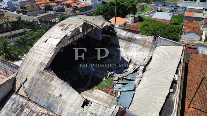 Telhado do Clube dos Bagres desaba e mobiliza equipes do Corpo de Bombeiros