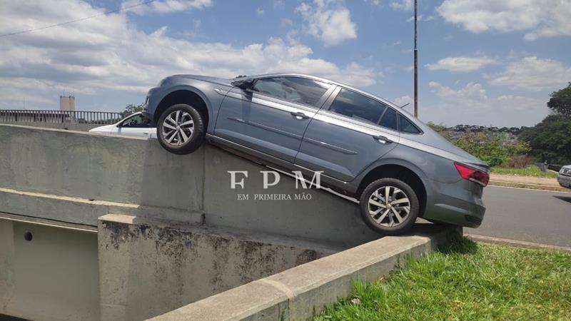 Motorista perde controle de veículo e por pouco não despenca de viaduto na Vila São Sebastião