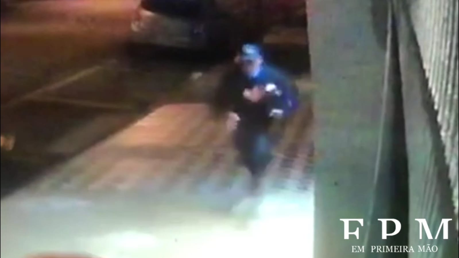 Ladrão é flagrado por câmera de segurança estourando vidro de carro e furtando bolsa em Franca