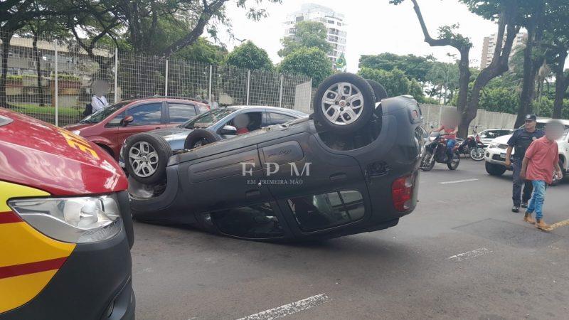 Mulher é socorrida após se envolver em acidente e veículo capotar em Franca