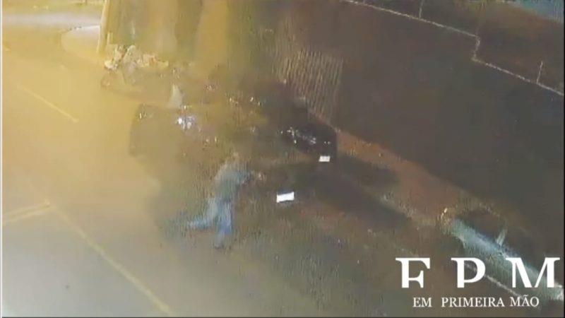 Bandidos armados rendem pai e filho e roubam Hilux em Franca; um criminoso foi preso