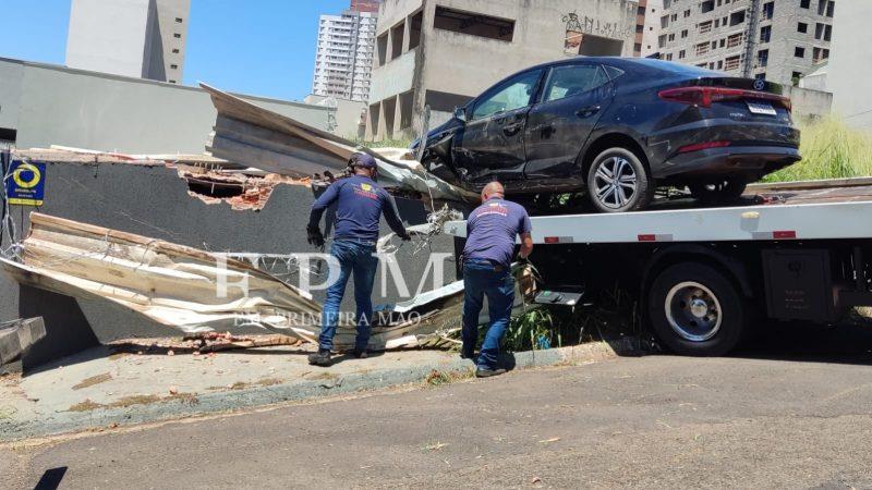 Susto em Franca; motorista perde controle da direção, carro voa e cai em cima de telhado de estabelecimento