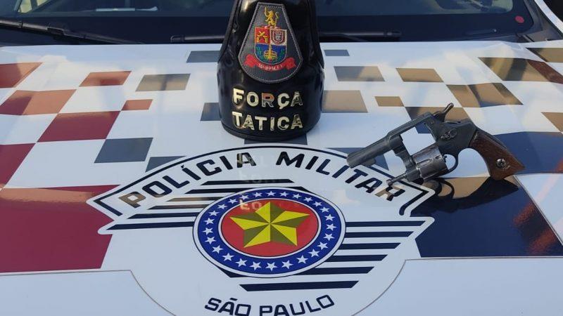 Homem é preso após ser flagrado pela Força Tática com arma de fogo em posto de combustíveis em Franca