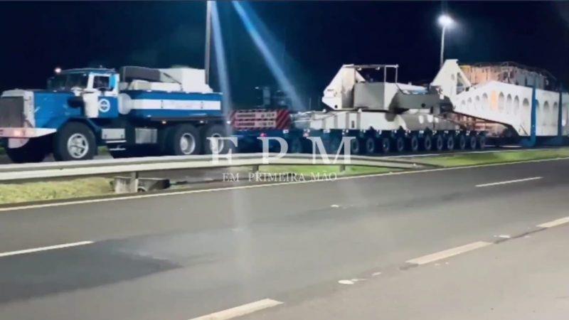 Carreta gigante chama atenção na Cândido Portinari em Franca 