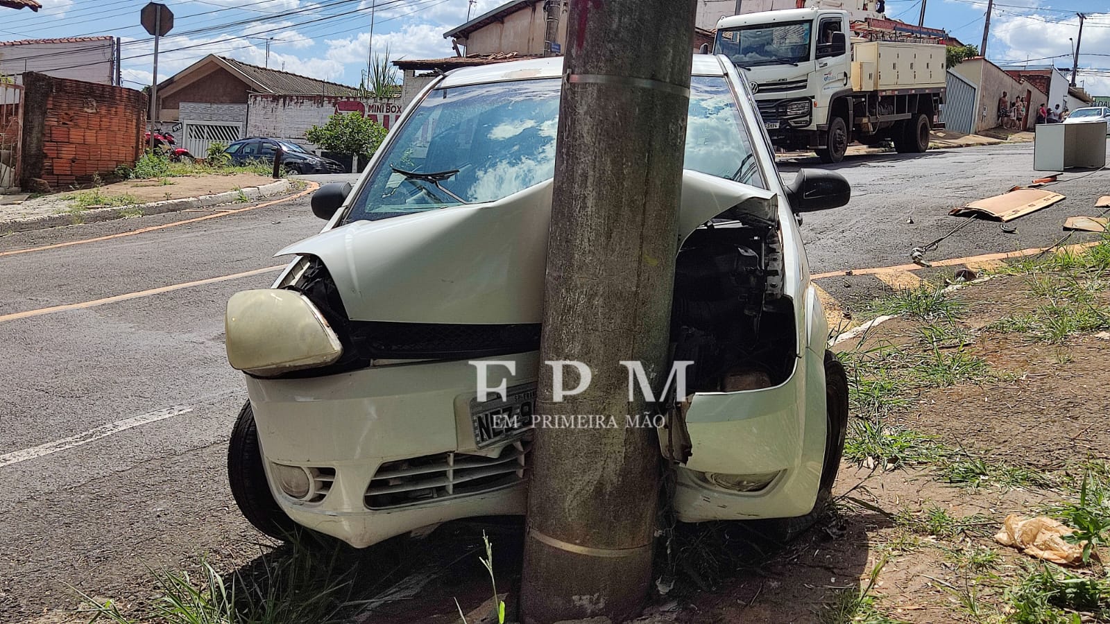 Motorista fica ferido após perder controle de veículo e colidir em poste no Parque São Jorge