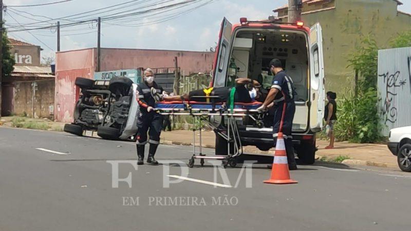 Motorista perde controle da direção, colide em veículo estacionado e caminhonete tomba em Franca