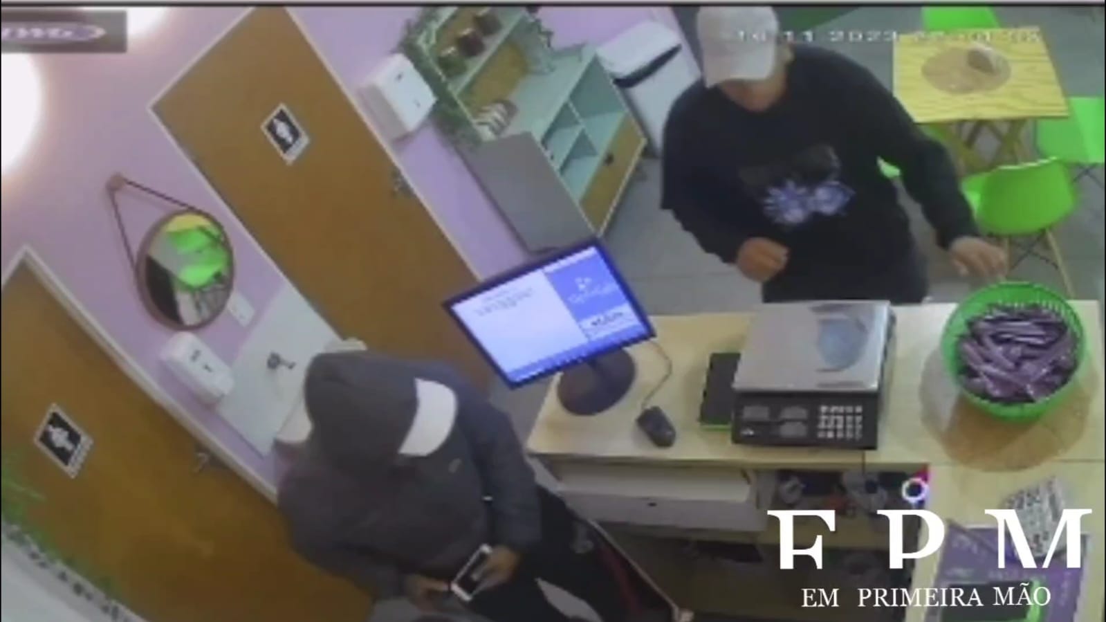 Ladrões armados rendem e roubam jovem em loja de açaí em Franca
