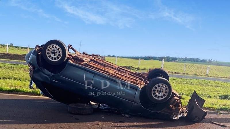 Carro capota na rodovia entre Franca e São José da Bela Vista