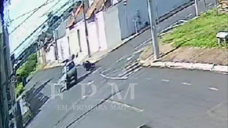 Câmera de segurança registrou colisão que motociclista foi parar em cima de veículo em Franca 