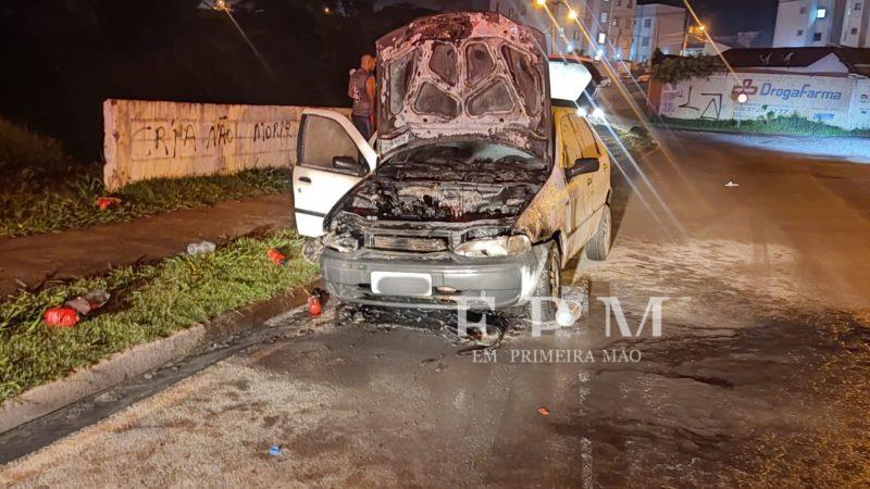 Carro pega fogo e fica parcialmente destruído no Jardim Bonsucesso em Franca 